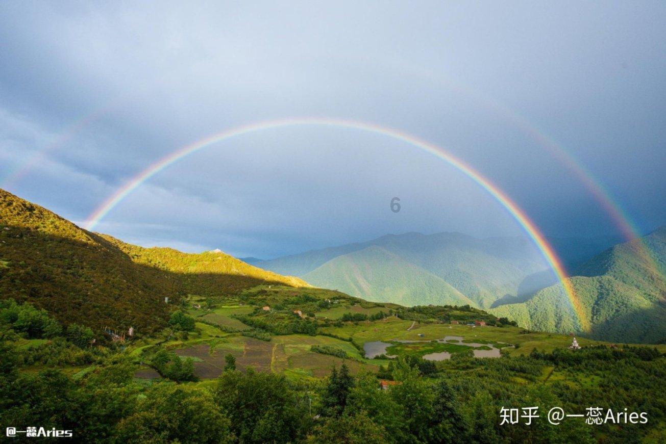 橙色短袖搭配破洞牛仔裤，阳光有活力，你喜欢穿纯色短袖吗？游戏画面