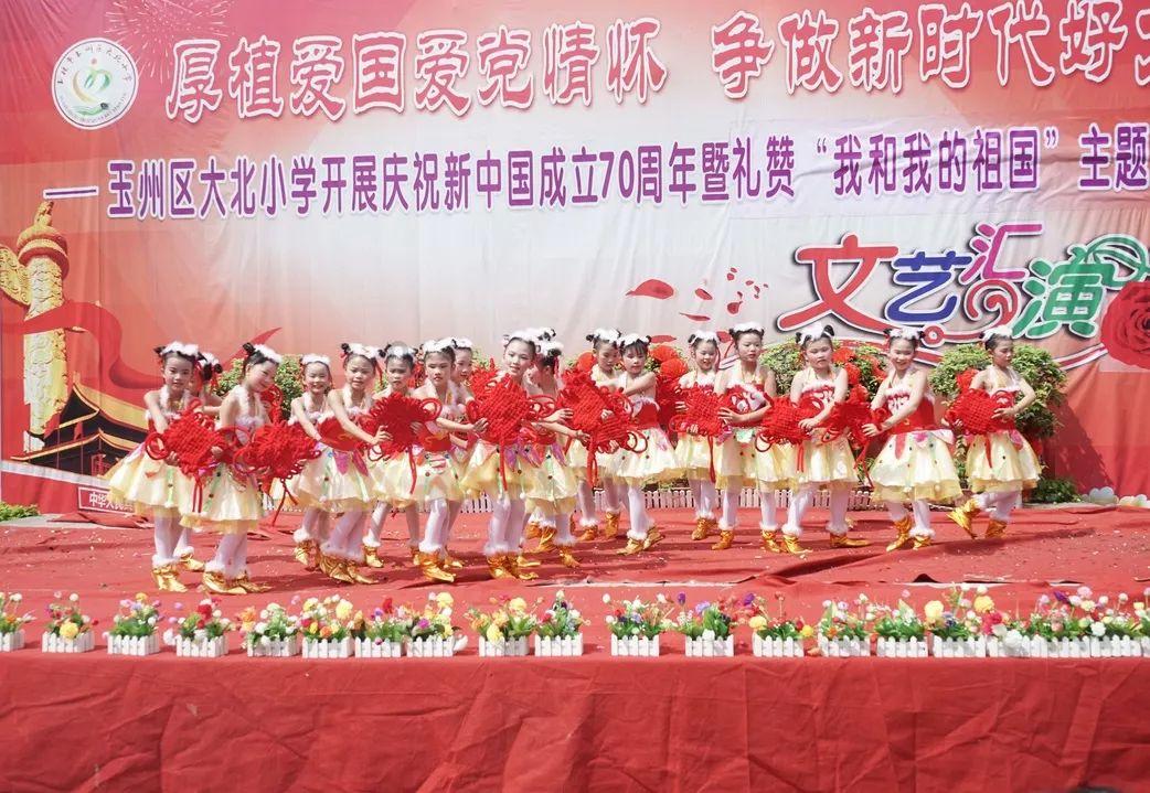 沙滩游玩的女孩们