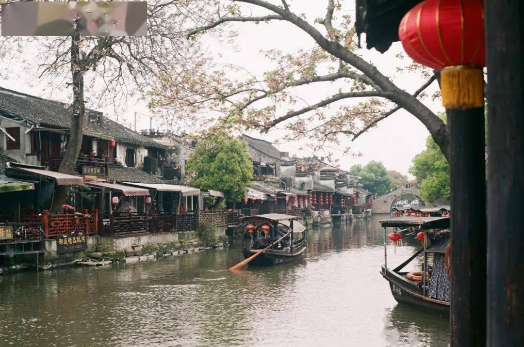 露肩短袖搭配黑色紧身裤，身材火辣不易翻车，你觉得能穿出高级感吗？游戏画面