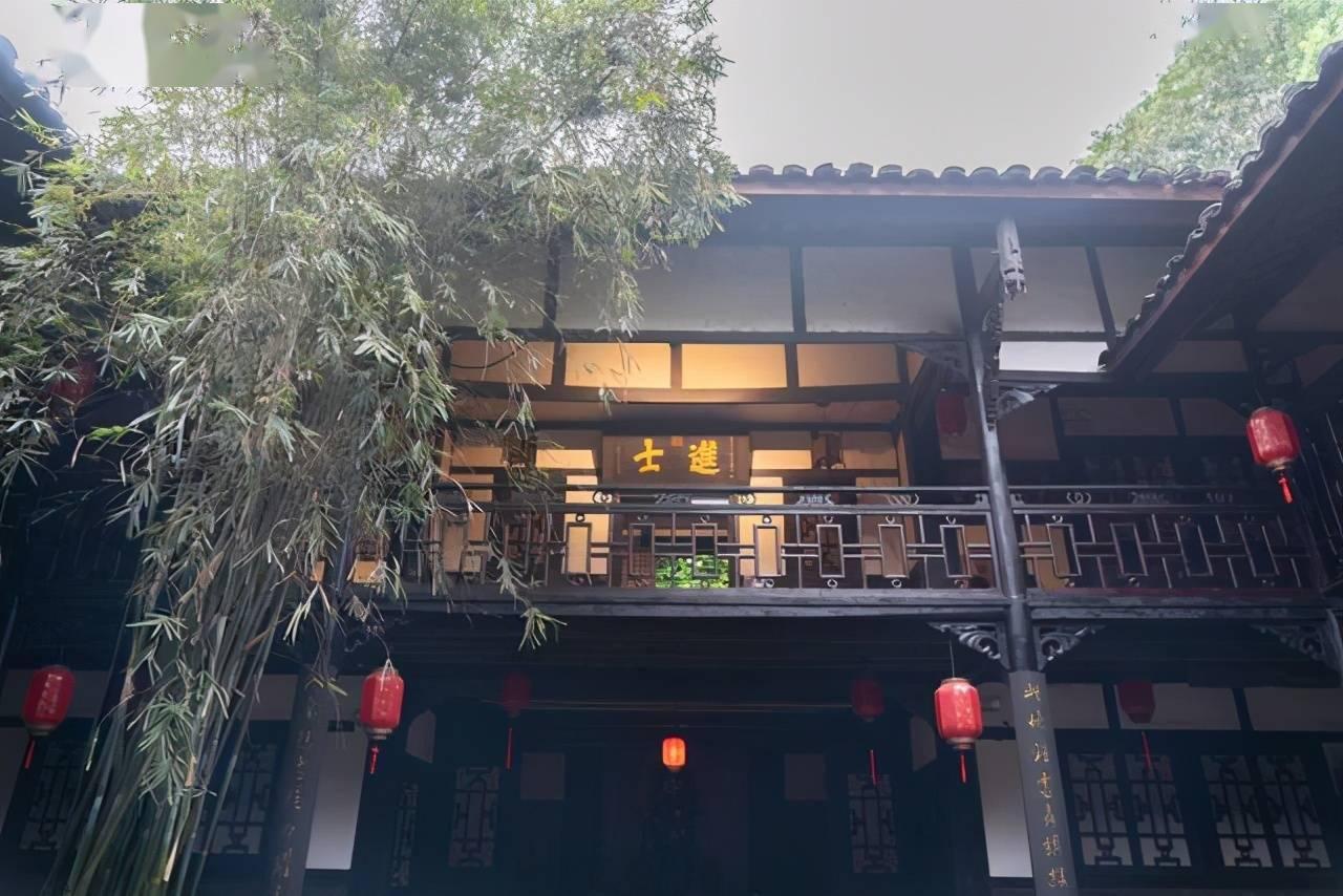 女生适合在风衣里面穿什么？