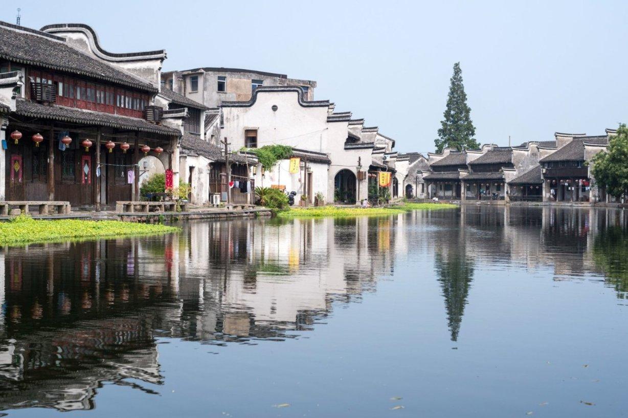 夏季热带海滩逃生