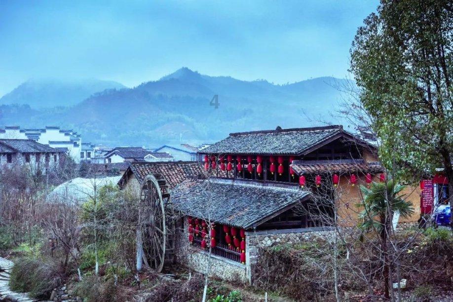 危险！乐山一男子车祸被困消防员连喊坚持住
