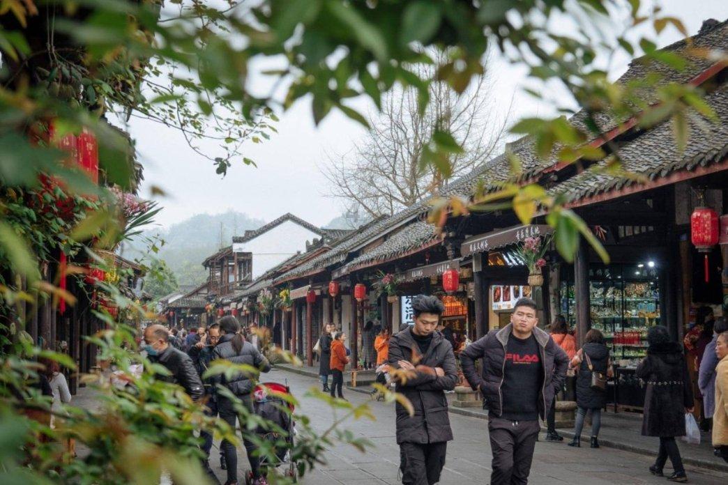 逃离黑与白的房间